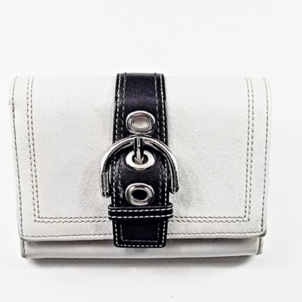 COACH MEDIUM WHITE LEATHER BUCKLE BI-FOLD WALLET